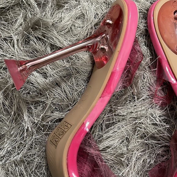 Pink Pointy Pumps - Picture 4 of 5